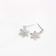 将图片加载到图库查看器,SLUYNZ 925 Sterling Silver Sparkling CZ Snowflake Studs Earrings for Women Teen Girls Snowflake Earrings