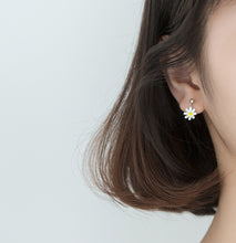 将图片加载到图库查看器,SLUYNZ 925 Sterling Silver Daisy Dangle Earrings Drop for Women Girls Little Flower Earring Mini Ball Stud Earring