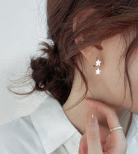 将图片加载到图库查看器,SLUYNZ 925 Sterling Silver Star Earrings Hoop for Womens Teens Girls Double Stars Drop Earrings Small Huggie Hoop Earrings Star Charms Earrings