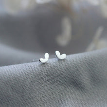 将图片加载到图库查看器,SLUYNZ 925 Sterling Silver Tiny Heart Studs Earrings for Women Teen Girls Small Heart Earrings Studs