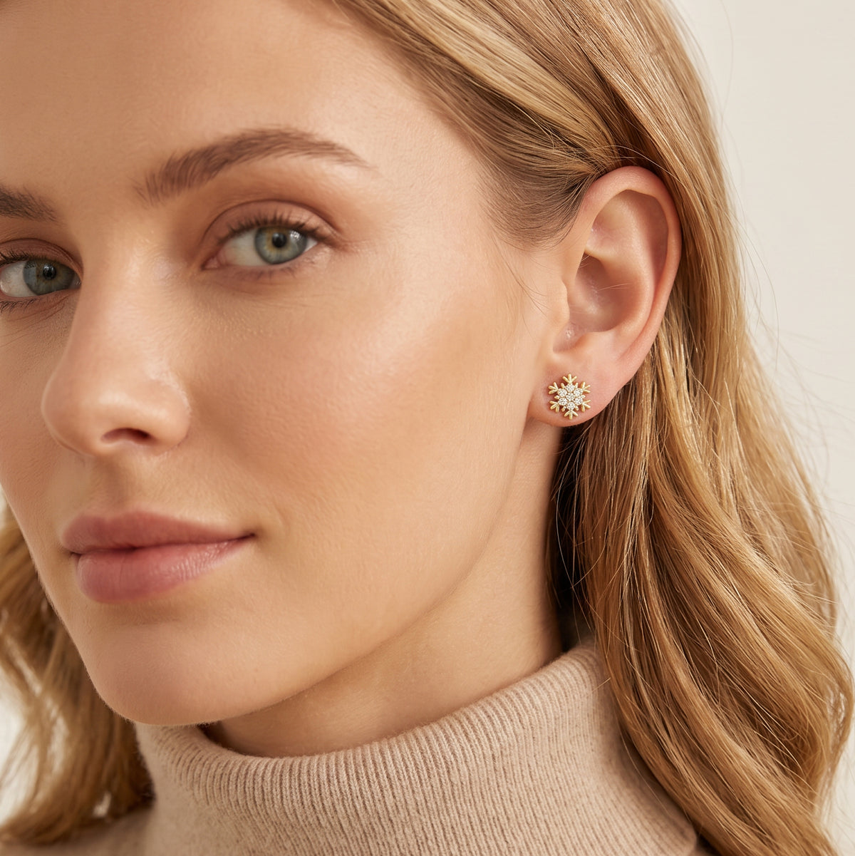 SLUYNZ Sterling Silver Small CZ Snowflake Earrings Stud for Women Teens Christmas Snowflake Stud Earrings Winter Holiday Earrings