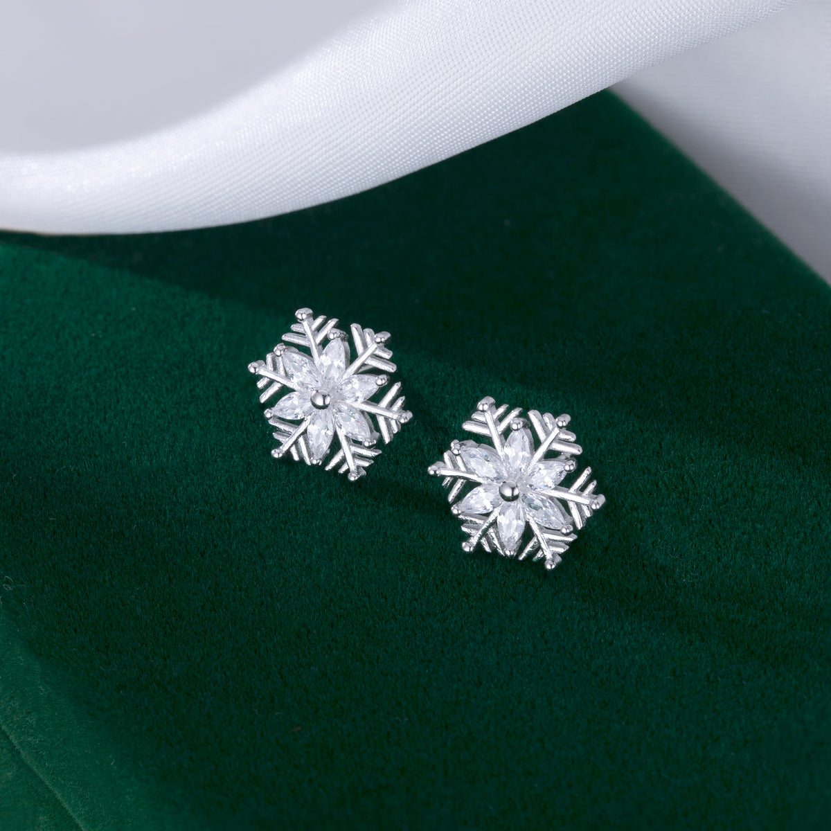 SLUYNZ 925 Sterling Silver CZ Snowflake Earrings Studs for Women Teen Girls Shiny Snowflake Studs Earrings