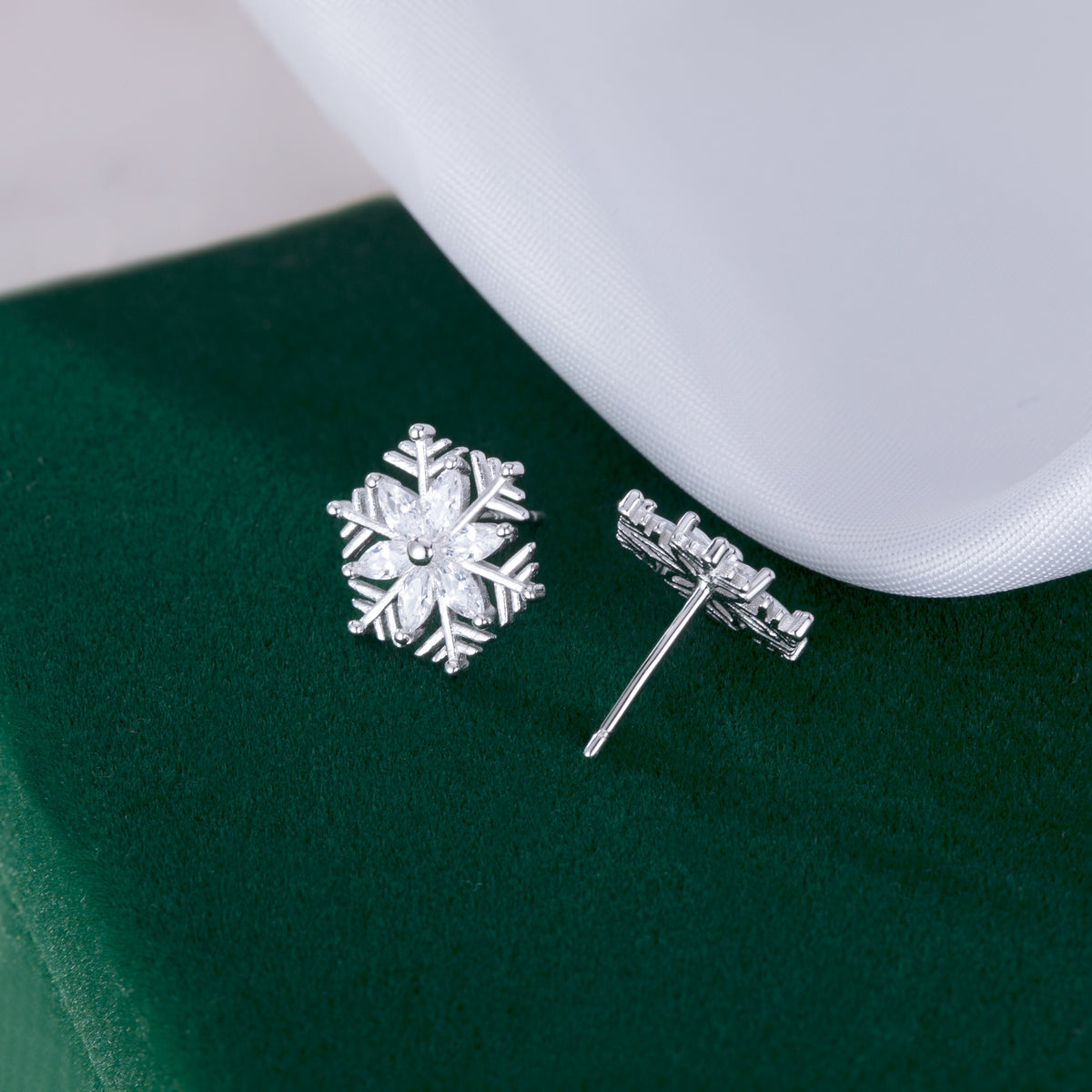 SLUYNZ 925 Sterling Silver CZ Snowflake Earrings Studs for Women Teen Girls Shiny Snowflake Studs Earrings