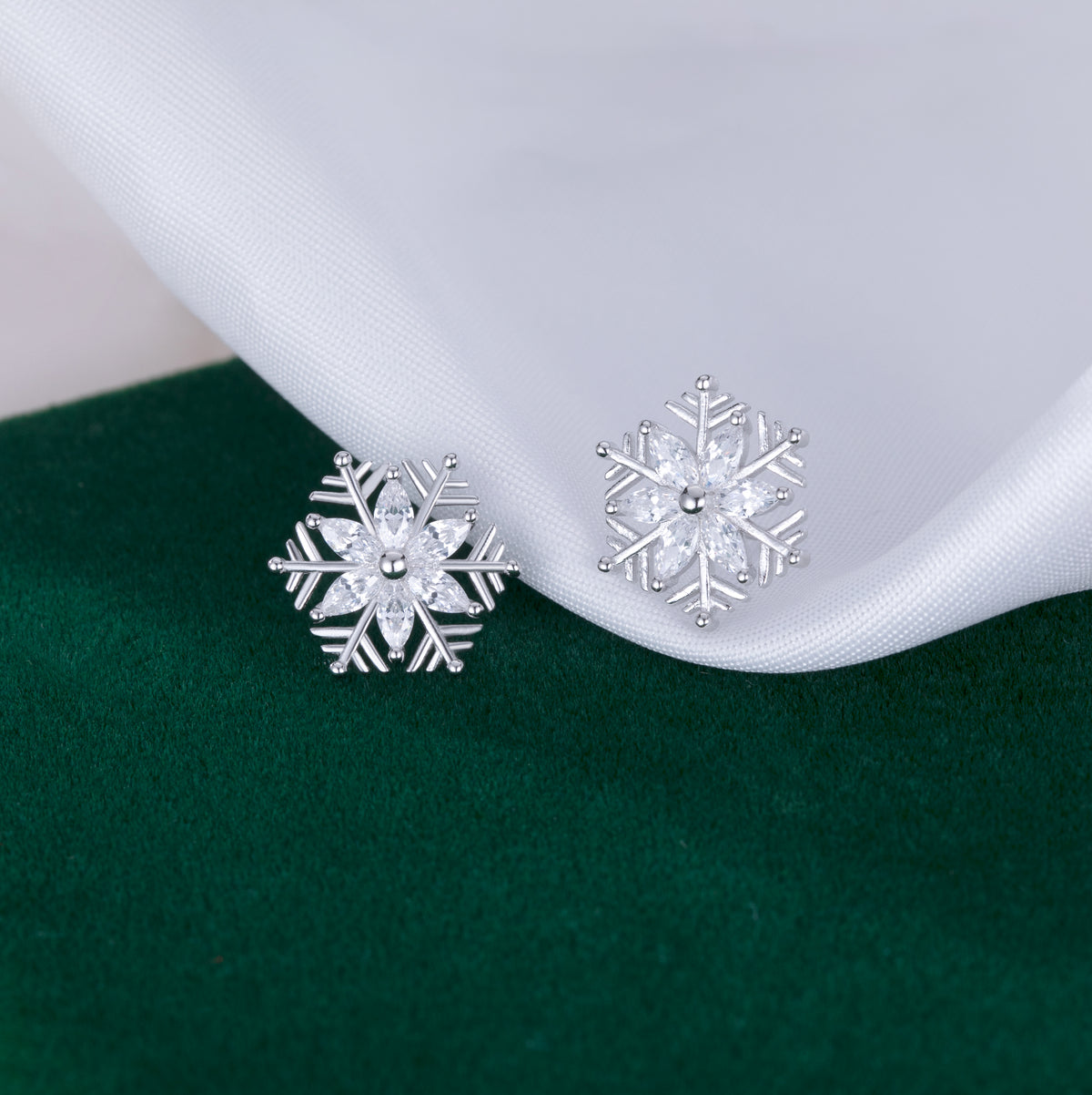 SLUYNZ 925 Sterling Silver CZ Snowflake Earrings Studs for Women Teen Girls Shiny Snowflake Studs Earrings