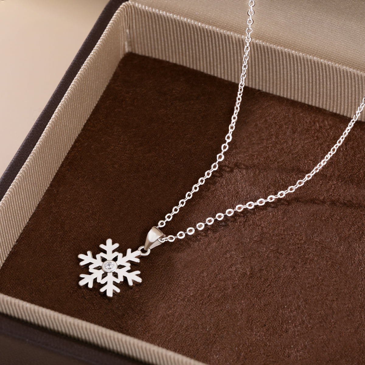 SLUYNZ 925 Sterling Silver CZ Snowflake Pendant Necklace Chain for Women Teens Girls Christmas Snowflake Necklace Winter