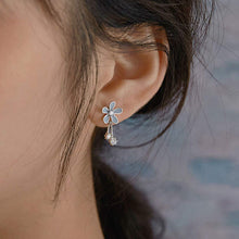 Load image into Gallery viewer, SLUYNZ 925 Sterling Silver Daisy Earrings Studs for Women Teen Girls Pretty Flowers Earrings

