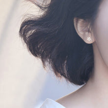 将图片加载到图库查看器，FarryDream 925 Sterling Silver Little Daisy Studs Earrings for Teen Girls Petite Flowers Earrings (white)
