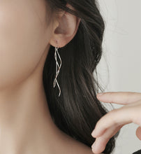 Load image into Gallery viewer, SLUYNZ 925 Sterling Silver Curve Threader Earrings Chain for Women Girls Wave Earring Dangle Earring Tassel
