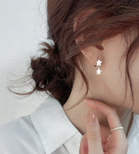 将图片加载到图库查看器，SLUYNZ 925 Sterling Silver Star Earrings Hoop for Womens Teens Girls Double Stars Drop Earrings Small Huggie Hoop Earrings Star Charms Earrings
