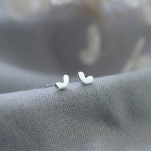 将图片加载到图库查看器，SLUYNZ 925 Sterling Silver Tiny Heart Studs Earrings for Women Teen Girls Small Heart Earrings Studs
